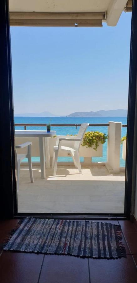 Stunning Beachfront Apartment Stratos Nerantza Bagian luar foto