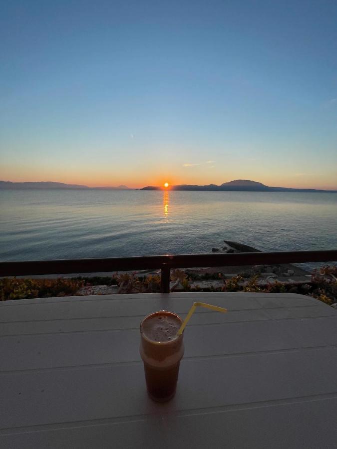 Stunning Beachfront Apartment Stratos Nerantza Bagian luar foto