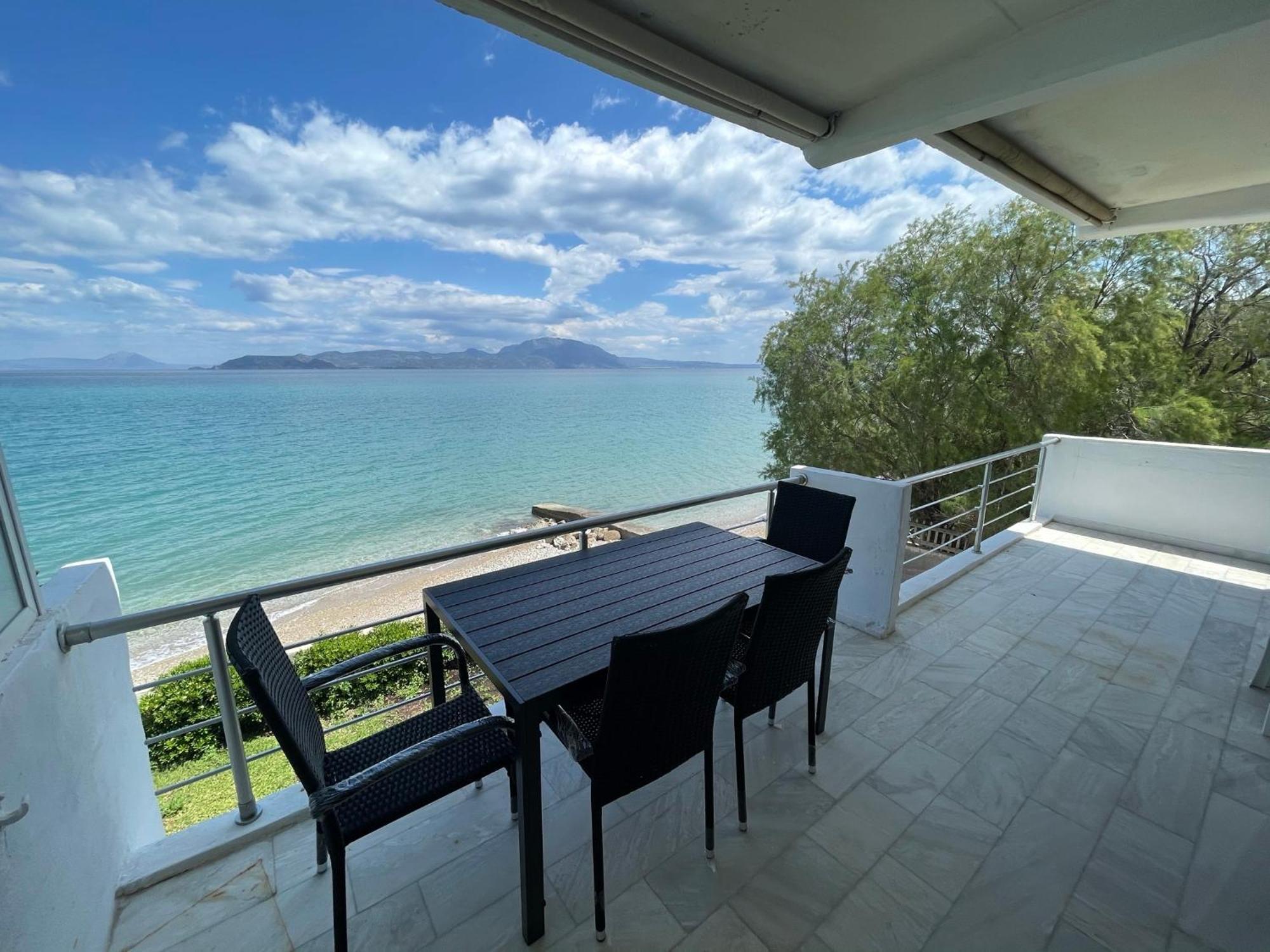 Stunning Beachfront Apartment Stratos Nerantza Bagian luar foto